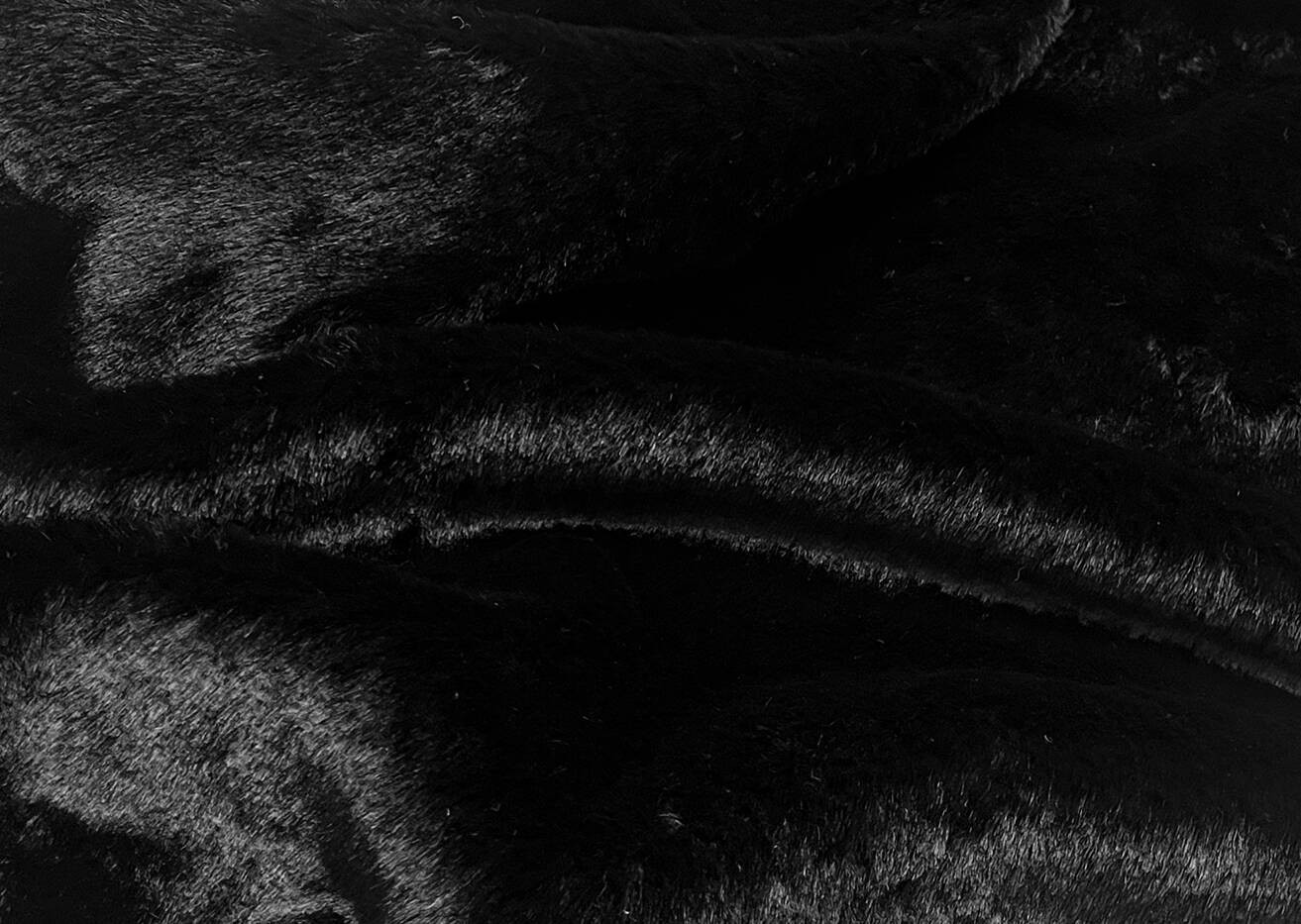 Dlouhá černá dámská zimní bunda s kožešinovou podšívkou (2M-025) odcienie czerni XXL (44)