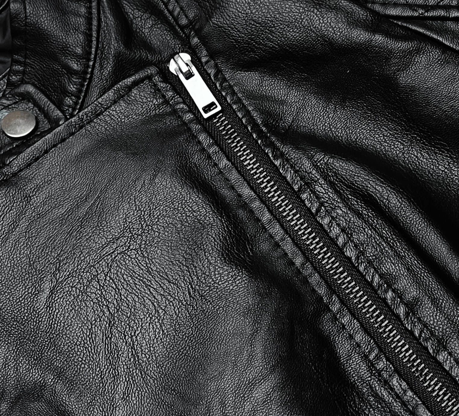 Černá bunda ramoneska z ekokůže se stojáčkem (AX-805) odcienie czerni L (40)