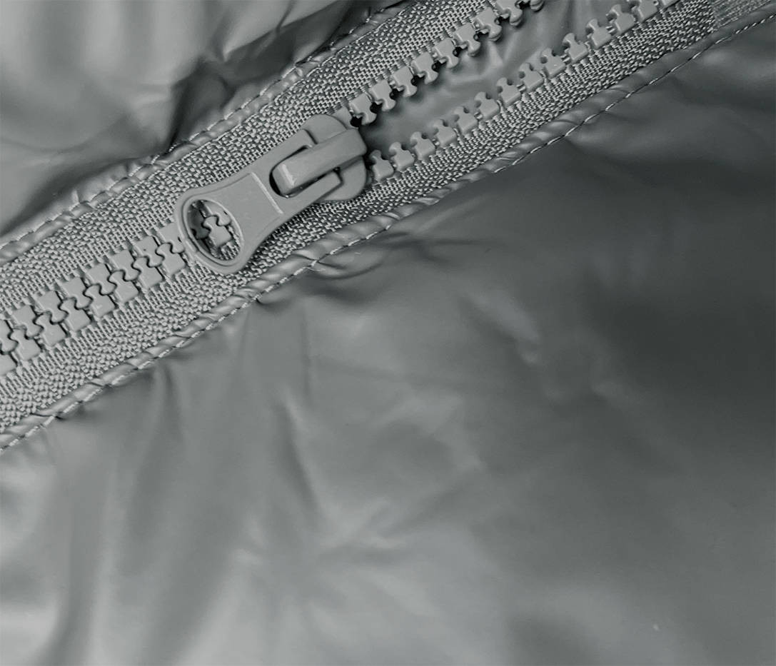 Dlouhá šedá péřová vesta s kapucí (5M3183-105) odcienie szarości XL (42)