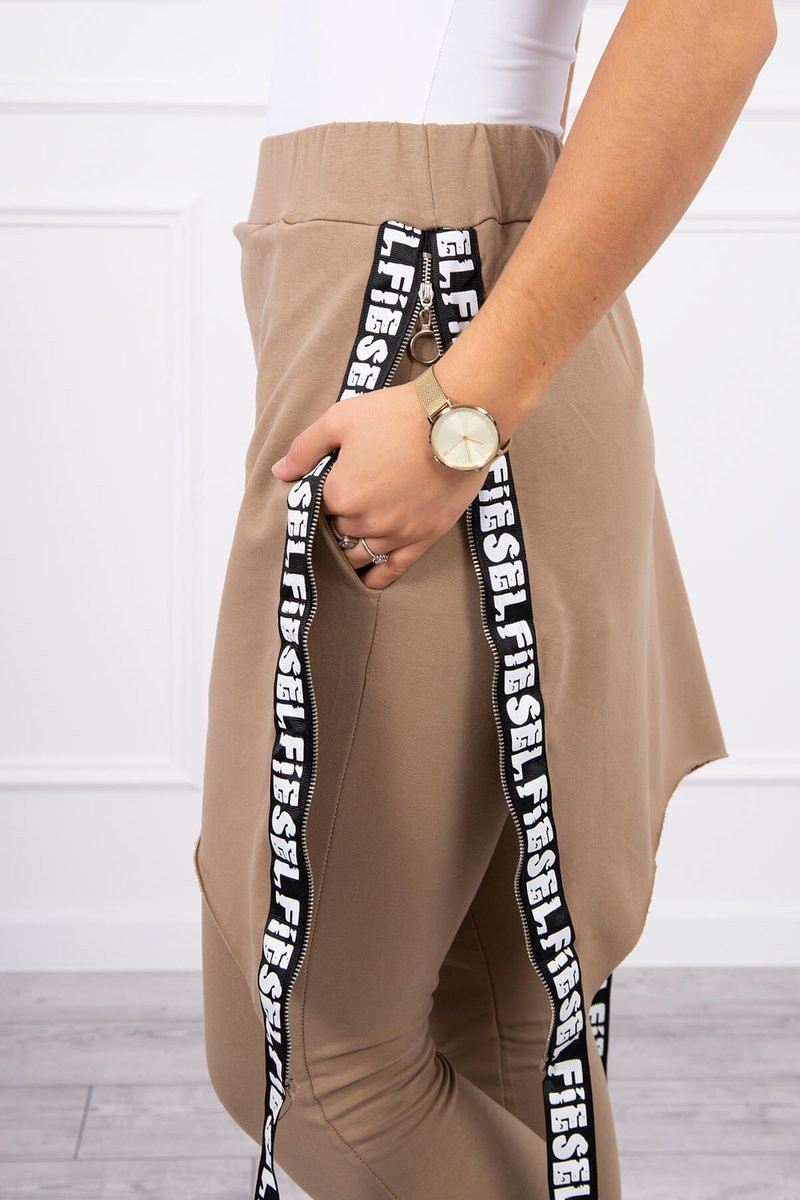 Kalhoty/oblek s nápisem selfie camel UNI