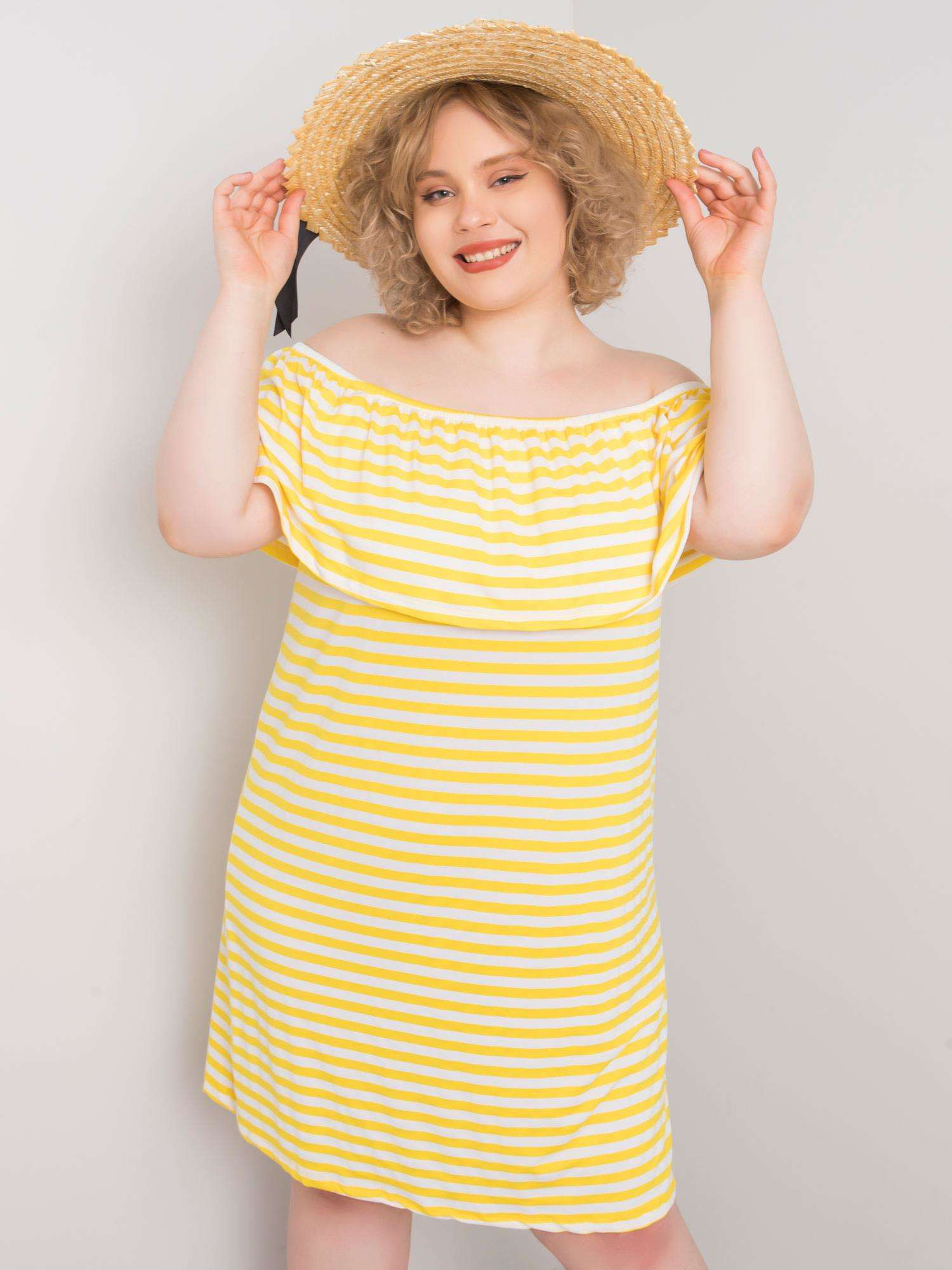 Žluté a bílé šaty plus velikosti XL