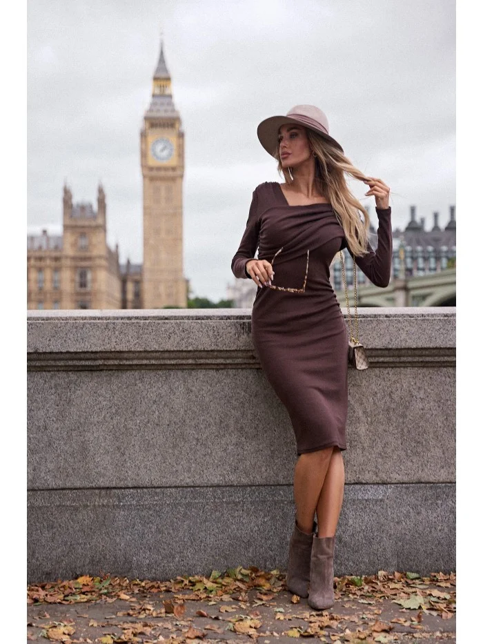 M820 Asymetrické šaty s výstřihem z žebrového úpletu - hnědé EU L/XL (obrázek 5)