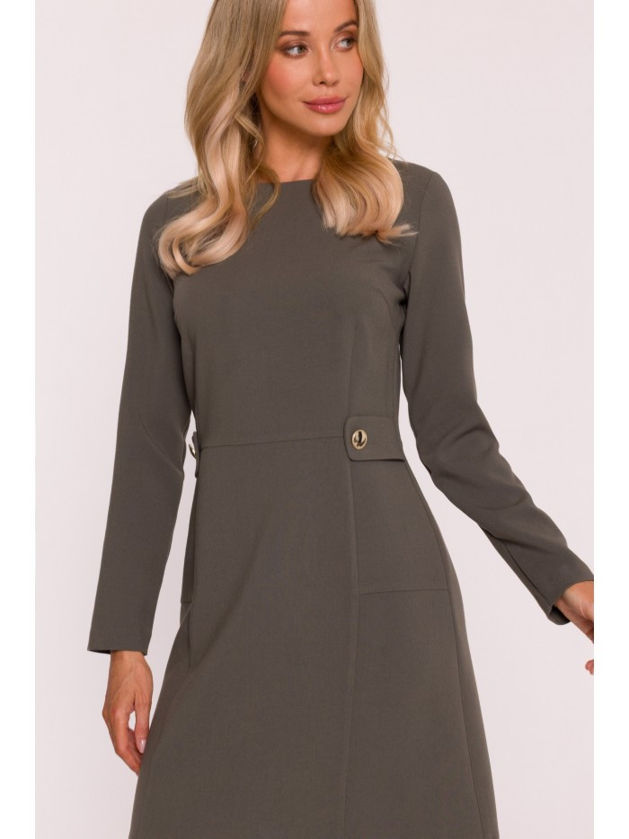 S419 Šaty s ozdobnými knoflíky v pase - khaki barva EU L (obrázek 10)