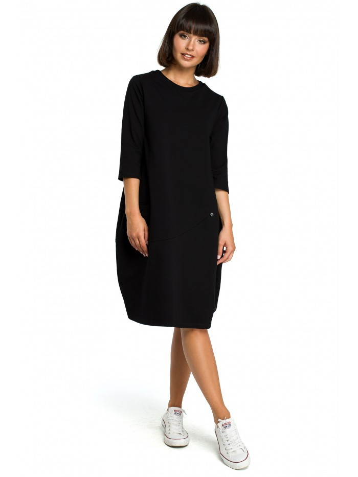 model 18001830 Oversized šaty s přední kapsou černé - BeWear Velikost: EU M