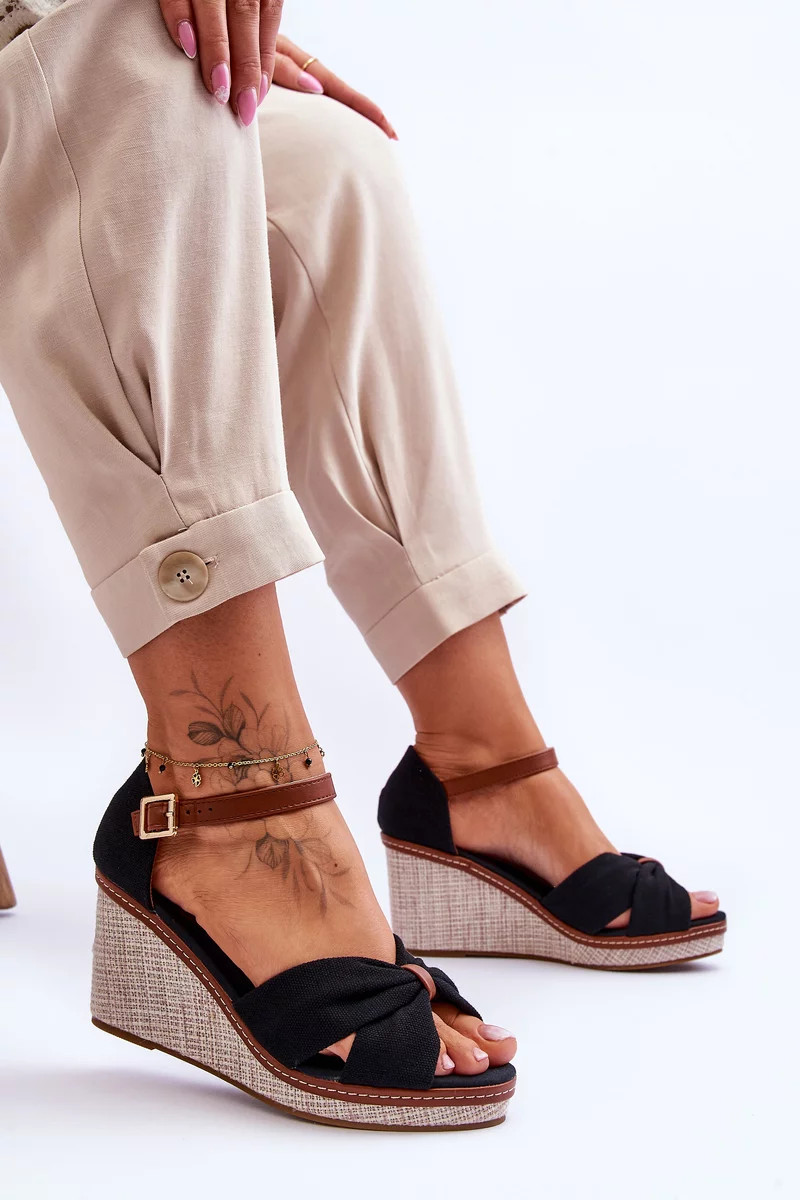 Dámské sandály na klínu Černá Daphne 39