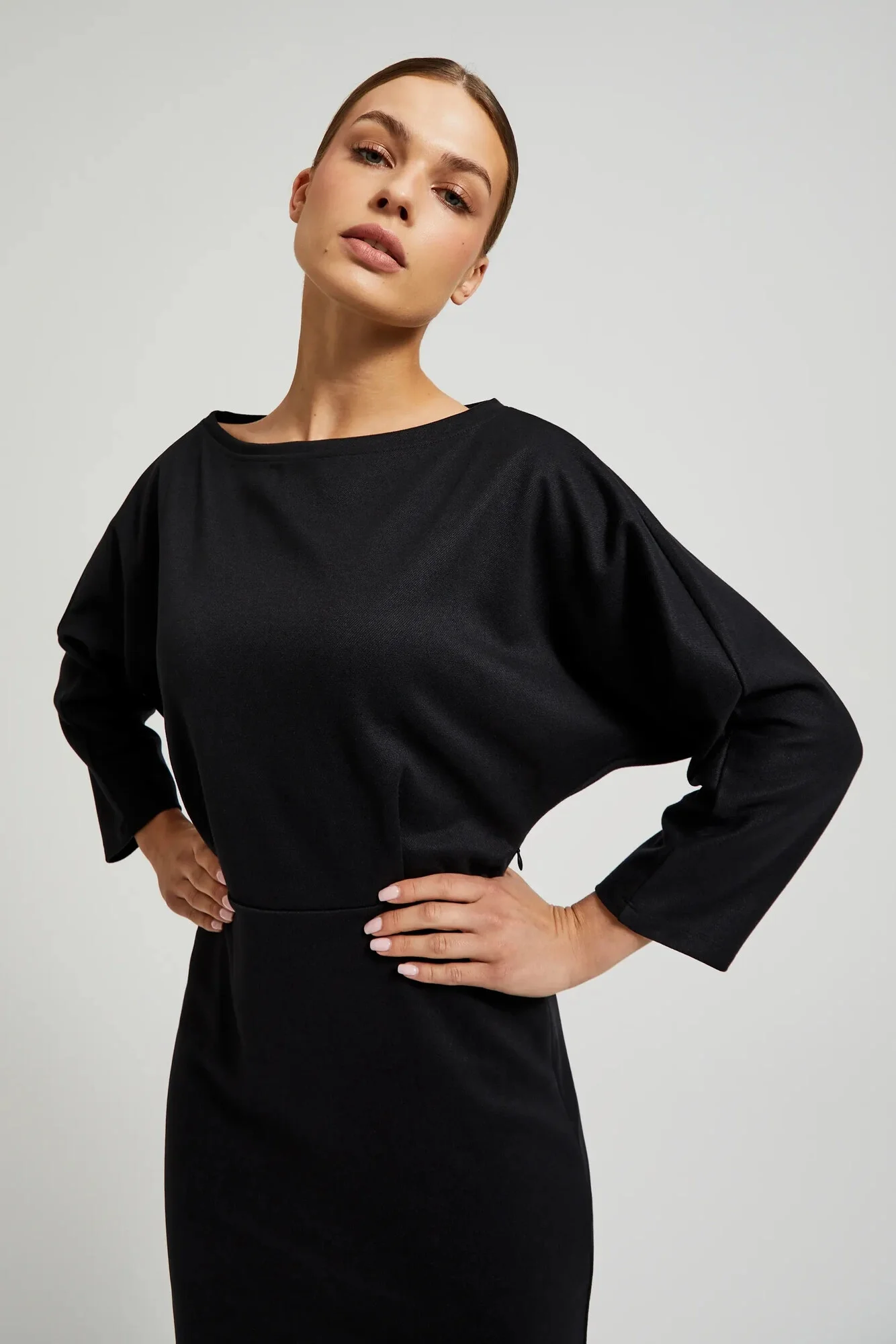 Dámske hladké šaty po kolená MOODO - čierne XL