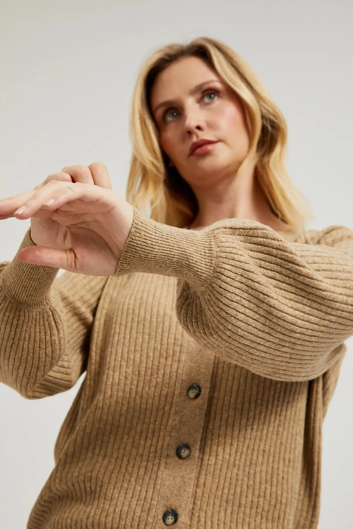 Dámsky sveter na gombíky s nariasenými rukávmi MOODO - béžový XS