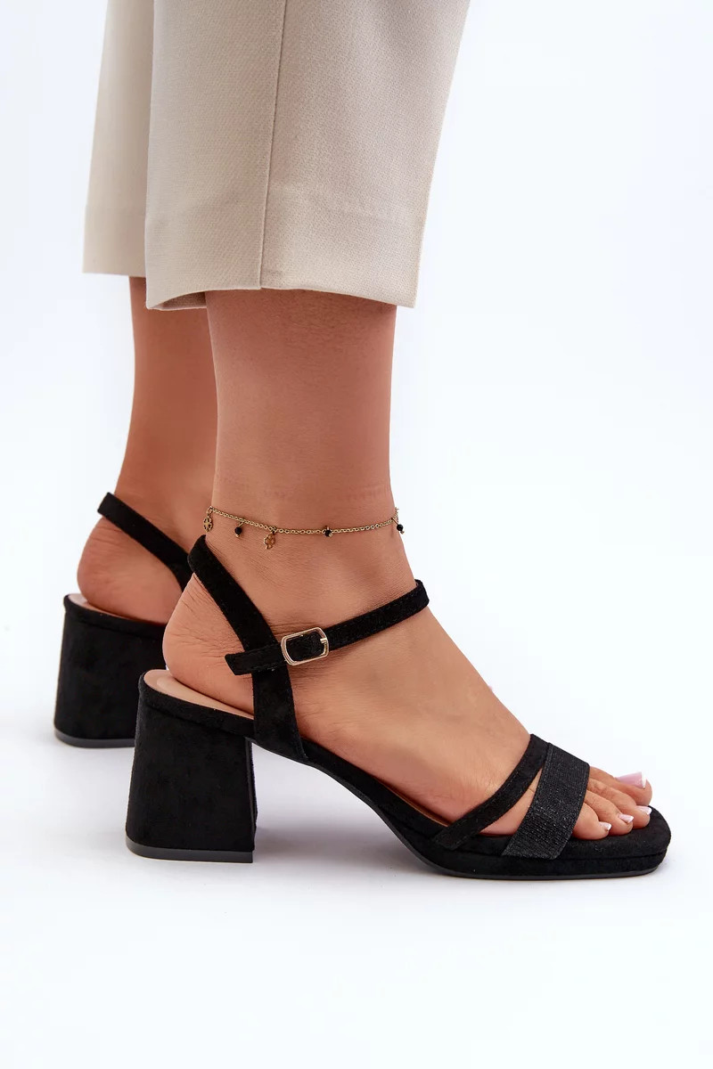 Dámske sandále na vysokom podpätku s lesklým remienkom čierne Tessata 38