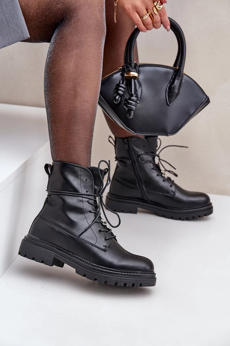 Zateplená členková obuv s ozdobnými šnurovacími kolíkmi Black Irivina 41