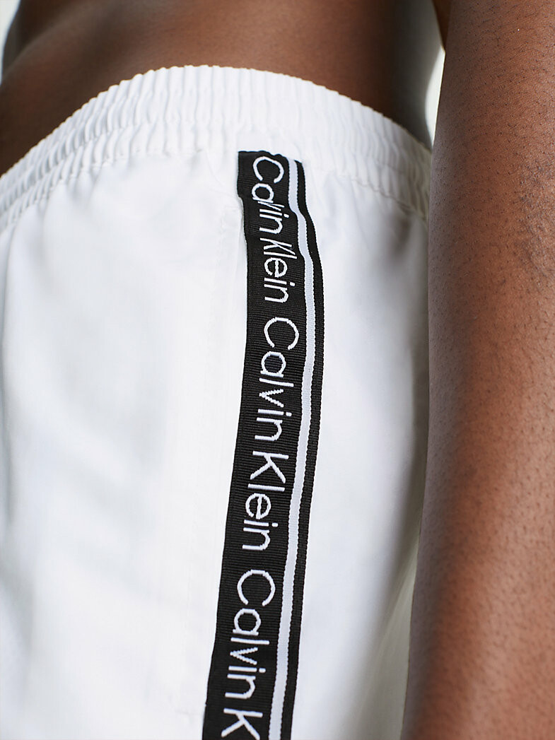 Pánské plavky Medium Drawstring Swim Shorts Logo Tape KM0KM00741YCD bílá - Calvin Klein XL
