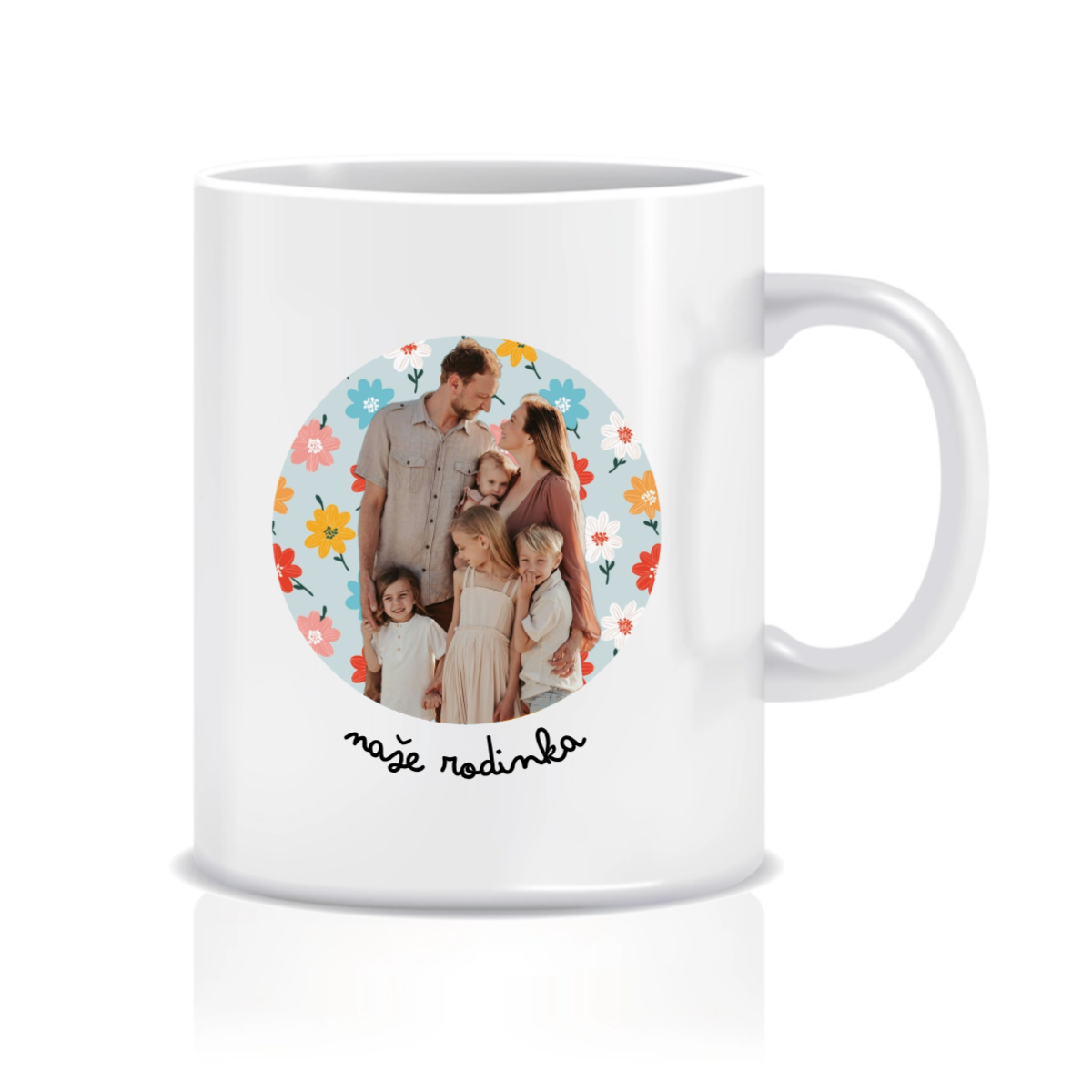 Personalizovaný klasický bílý hrníček s výřezem fotky na podkladu