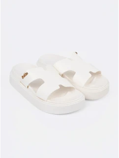 Praktické bílé  nazouváky dámské platforma