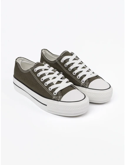 Klasické  dámské  tenisky bez podpatku