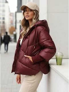 Krótka kurtka damska pikowana z kapturem bordowy model 22350568 - FashionStreet