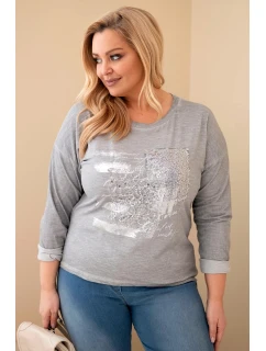 Dámská blůza Plus Size s potiskem a delším zadním dílem šedá