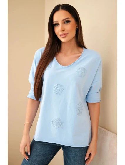 Dámská bavlněná blůza s model 21890120 květinami a V výstřihem modrá - K-Fashion