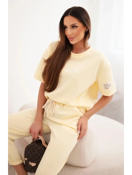Dámský komplet z viskózy model 21949308 s krátkým rukávem a kalhotami žlutý - K-Fashion