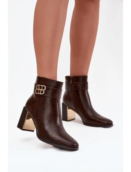 Dámské kotníkové boty na podpatku s páskem a zlatým detailem čokoládové model 21747880 - Boto