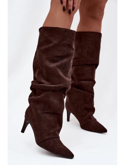 kozačky na jehlovém podpatku z eko semiše vyhřívané čokoládové model 21757792 - Boto