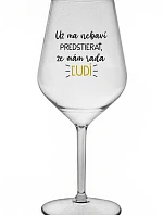 UŽ MA NEBAVÍ PREDSTIERAŤ, ŽE MÁM RADA ĽUDÍ - priehľadný nerozbitný pohár na víno 470 ml