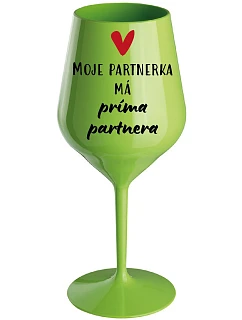 MOJE PARTNERKA MÁ PRÍMA PARTNERA - zelená nerozbitná sklenice na víno 470 ml