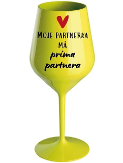 MOJE PARTNERKA MÁ PRÍMA PARTNERA - žlutá nerozbitná sklenice na víno 470 ml