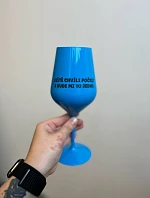 JEŠTĚ CHVÍLI POČKEJ A BUDE MI TO JEDNO. - modrá nerozbitná sklenice na víno 470 ml