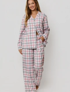 Stella si rozepnula pyžamo.