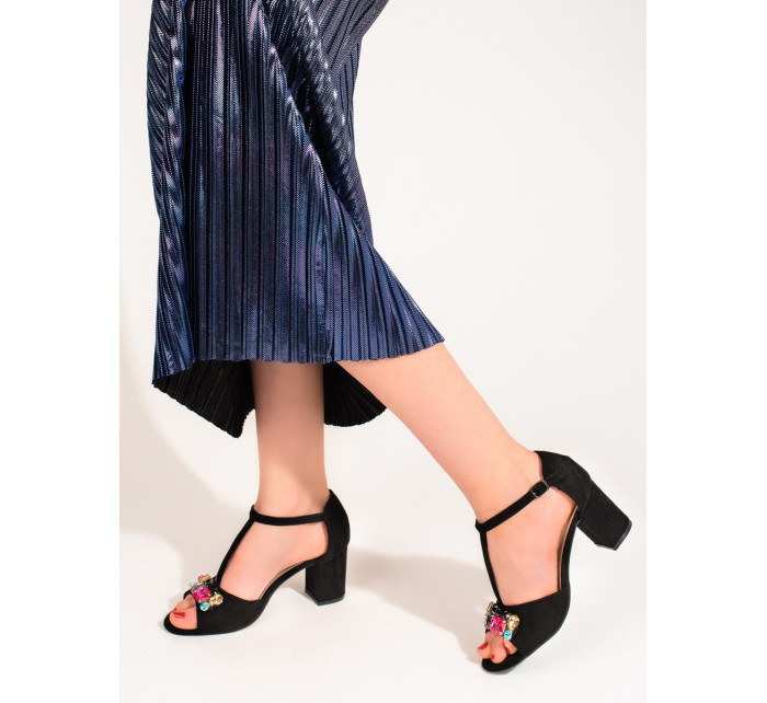 Moderní černé dámské  sandály na širokém podpatku