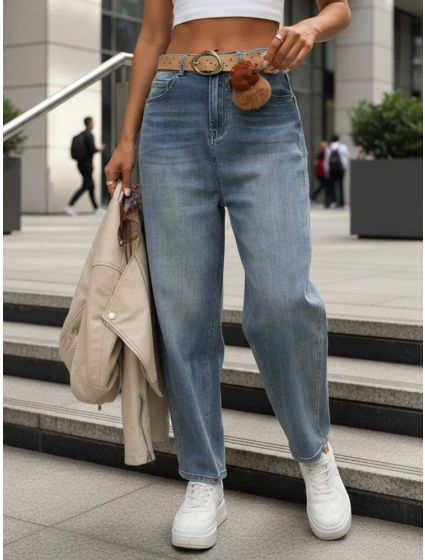 Jeansy damskie balloon fit z paskiem i zawieszką niebieskie FashionStreet UY2915 Jeansy damskie balloon fit z paskiem i zawieszką niebieskie FashionStreet UY2915