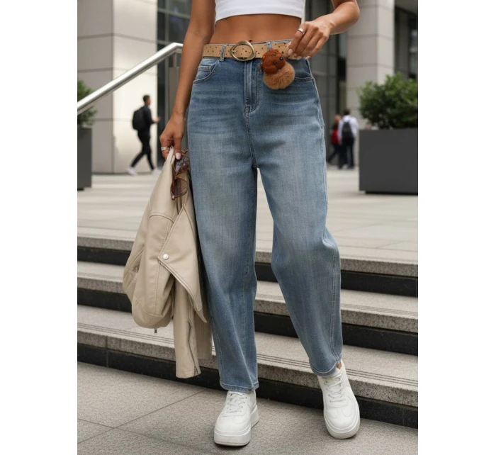 Jeansy damskie balloon fit z paskiem i zawieszką niebieskie FashionStreet UY2915 Jeansy damskie balloon fit z paskiem i zawieszką niebieskie FashionStreet UY2915