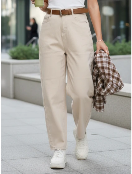 Jeansy damskie z wysokim stanem mom fit z paskiem jasnobeżowe FashionStreet UY2919 Jeansy damskie z wysokim stanem mom fit z paskiem jasnobeżowe FashionStreet UY2919