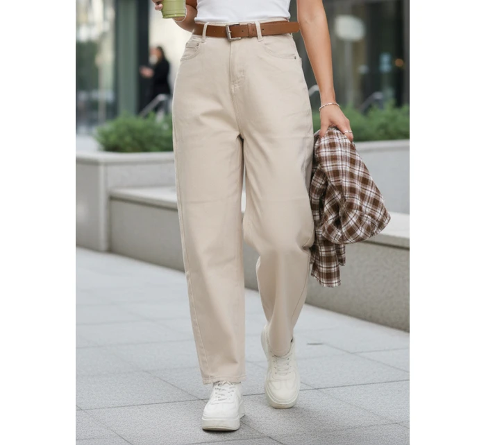 Jeansy damskie z wysokim stanem mom fit z paskiem jasnobeżowe FashionStreet UY2919 Jeansy damskie z wysokim stanem mom fit z paskiem jasnobeżowe FashionStreet UY2919