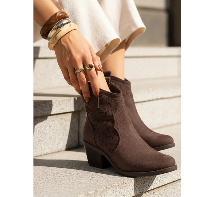 Dámské kozačky s prolamovaným svrškem na nízkém podpatku hnědé FashionStreet ZY1430 Dámské kozačky s prolamovaným svrškem na nízkém podpatku hnědé FashionStreet ZY1430