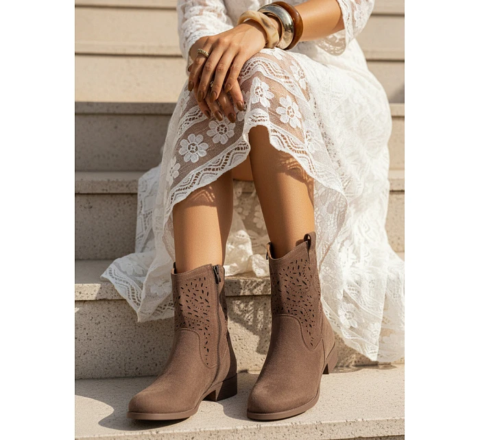 Dámské prolamované kozačky na nízkém podpatku hnědé FashionStreet ZY1432 Dámské prolamované kozačky na nízkém podpatku hnědé FashionStreet ZY1432