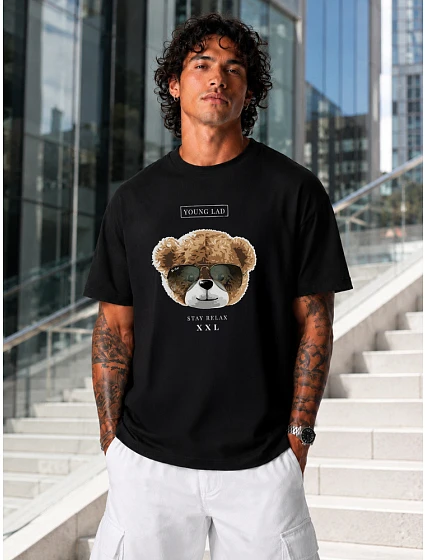 Tshirt męski oversize z nadrukiem bawełniany czarny model 22216099 - FashionStreet Tshirt męski oversize z nadrukiem bawełniany czarny model 22216099 - FashionStreet