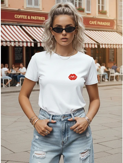Klasické dámské tričko s malým potiskem, bílé, FashionStreet NX8049RY Klasické dámské tričko s malým potiskem, bílé, FashionStreet NX8049RY