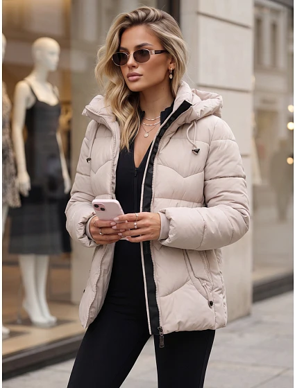 Kurtka damska zimowa pikowana z kapturem jasnobeżowa FashionStreet TY5750 Kurtka damska zimowa pikowana z kapturem jasnobeżowa FashionStreet TY5750
