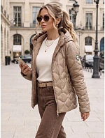 Kurtka damska przejściowa pikowana z kapturem beżowa model 22350604 - FashionStreet Kurtka damska przejściowa pikowana z kapturem beżowa model 22350604 - FashionStreet