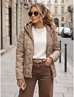 Kurtka damska przejściowa pikowana z kapturem beżowa model 22350604 - FashionStreet Kurtka damska przejściowa pikowana z kapturem beżowa model 22350604 - FashionStreet