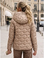Kurtka damska przejściowa pikowana z kapturem beżowa model 22350604 - FashionStreet Kurtka damska przejściowa pikowana z kapturem beżowa model 22350604 - FashionStreet