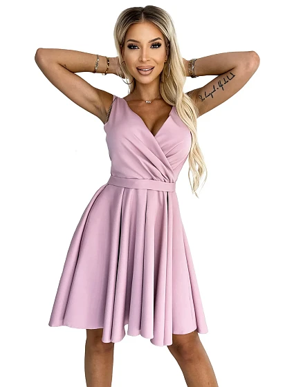 Dámské šaty ve špinavě růžové barvě s delším zadním výstřihem a páskem model 18794997 - numoco