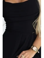 Maxi šaty bez ramínek s zavazováním na zádech a rozparkem černé model 21955148 - numoco Maxi šaty bez ramínek s zavazováním na zádech a rozparkem černé model 21955148 - numoco