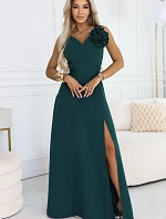 669-1 Romantické maxi šaty s květinou na rameni a rozparkem - lahvově zelené