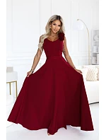 643-9 Elegantní večerní maxi šaty s rozparkem a růžemi – vínové