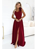643-9 Elegantní večerní maxi šaty s rozparkem a růžemi – vínové