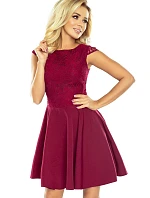 Rozšířené šaty s krajkou v bordó barvě model 5488747