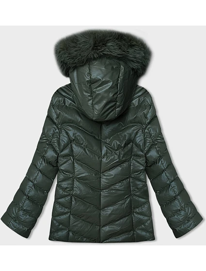 Tmavě zelená krátká zimní bunda s kapucí model 21246222 - J.STYLE Tmavě zelená krátká zimní bunda s kapucí model 21246222 - J.STYLE