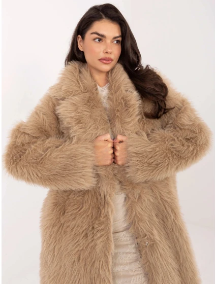 Tmavě béžový dlouhý dámský kabát z umělé kožešiny Goodlookin (G230132) Tmavě béžový dlouhý dámský kabát z umělé kožešiny Goodlookin (G230132)