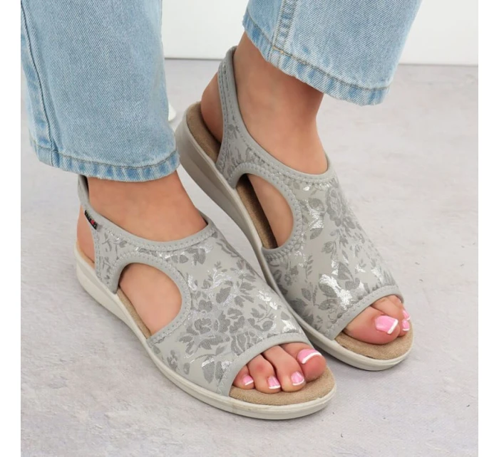 Dámské zvýšené elastické květinové sandály šedé barvy Unisoft 7196 Dámské zvýšené elastické květinové sandály šedé barvy Unisoft 7196